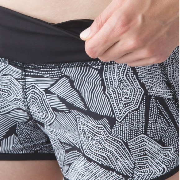 Lululemon Speed Short 2.5” Dottie Tribe White Black Pattern Size 4 - Picture 3 of 10